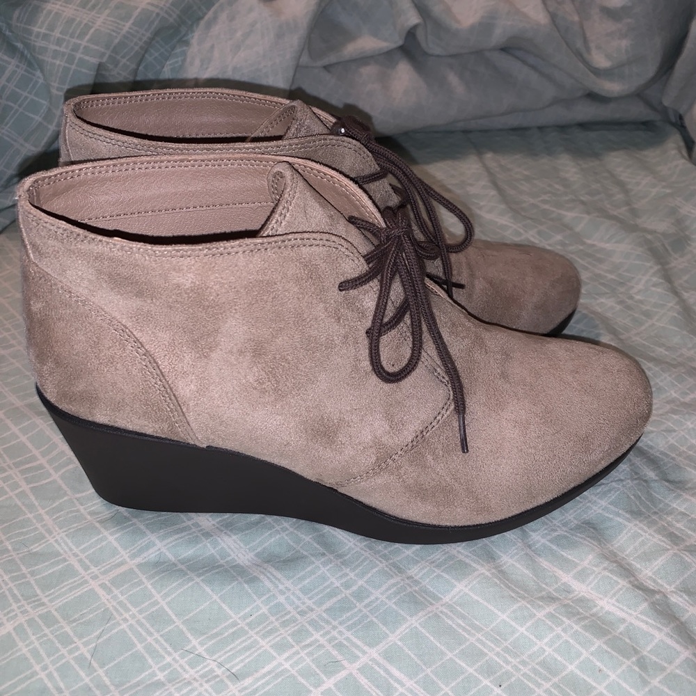 Crocs Leigh Suede Wedge Booties size 9 (Tan)